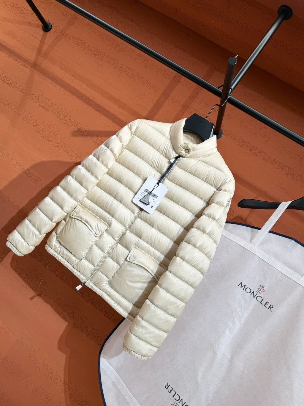 Пухова куртка Moncler, молочна — фото 2