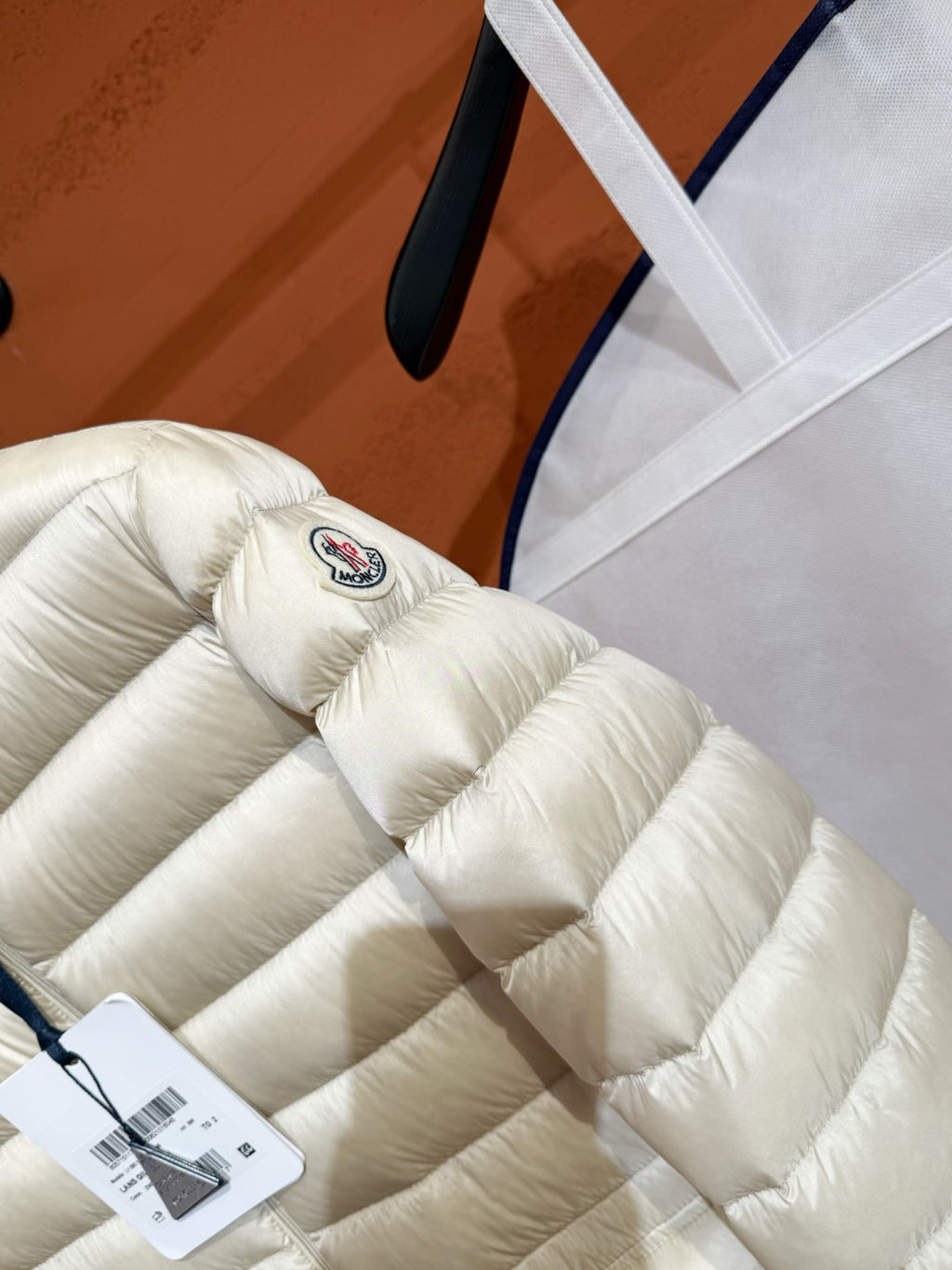 Пухова куртка Moncler, молочна — фото 4