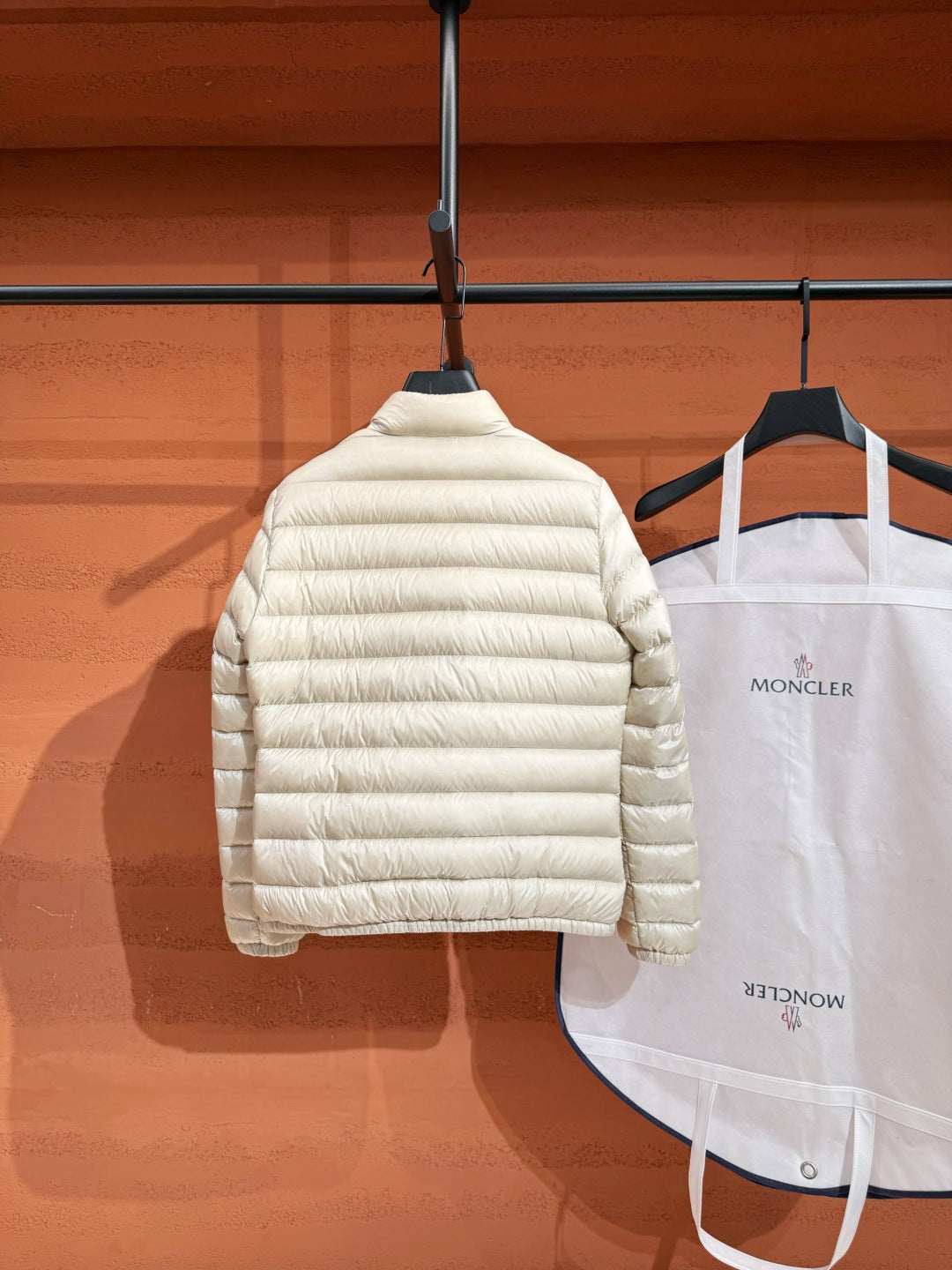 Пухова куртка Moncler, молочна — фото 8