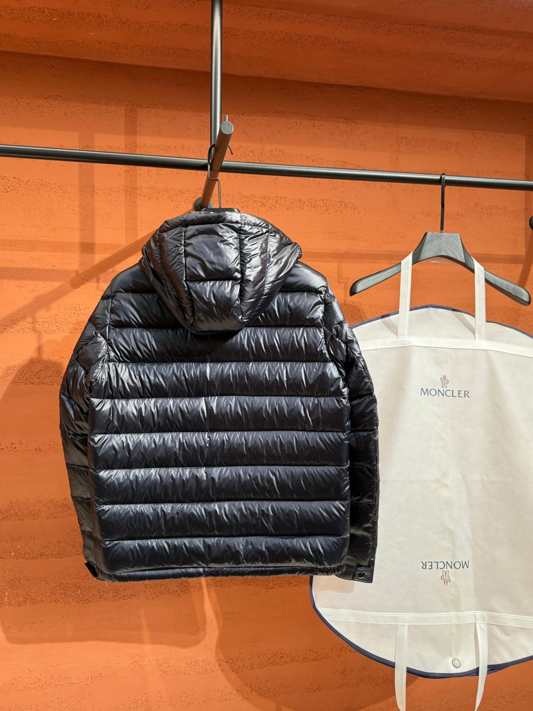 Глянцева пухова куртка Moncler з капюшоном і кишенею на рукаві, чорна — фото 8