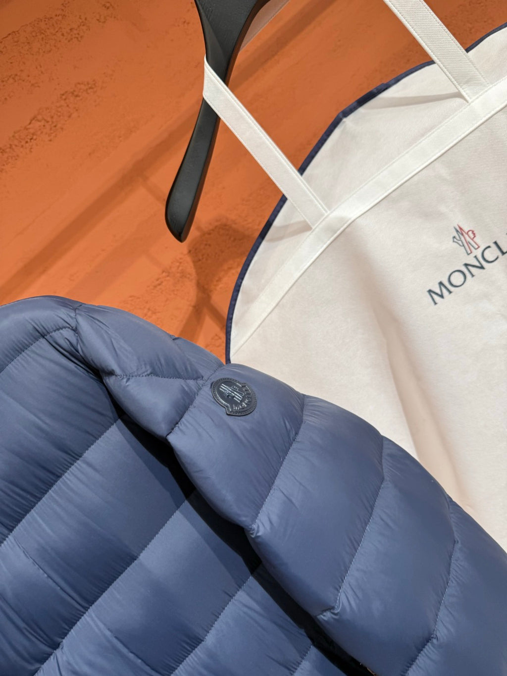 Пухова куртка Moncler з коміром-стійкою, синя — фото 4