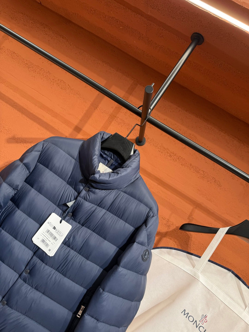 Пухова куртка Moncler з коміром-стійкою, синя — фото 3