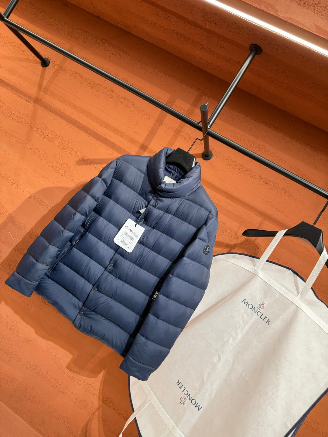 Пухова куртка Moncler з коміром-стійкою, синя — фото 2