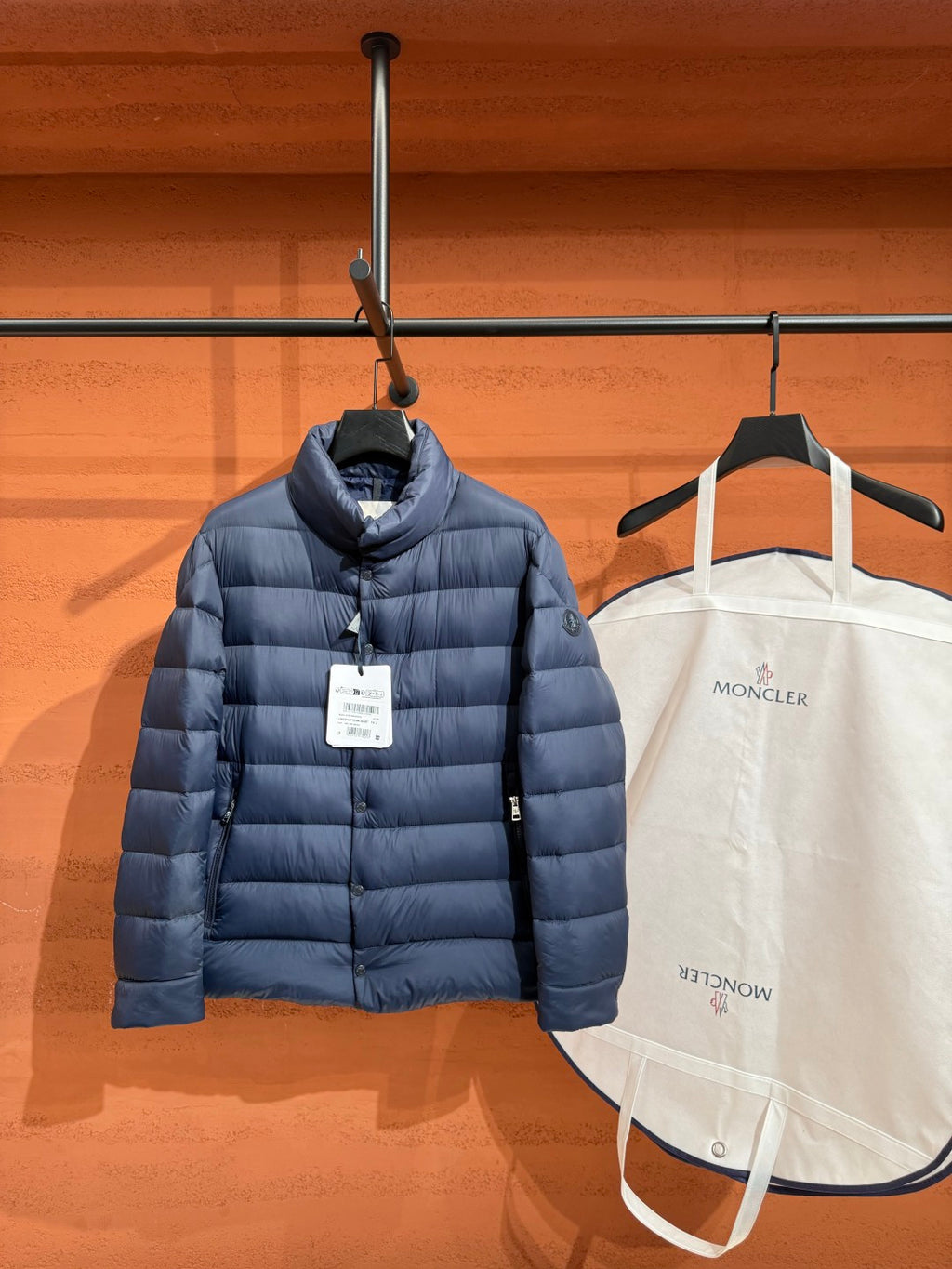 Пухова куртка Moncler з коміром-стійкою, синя — вигляд спереду