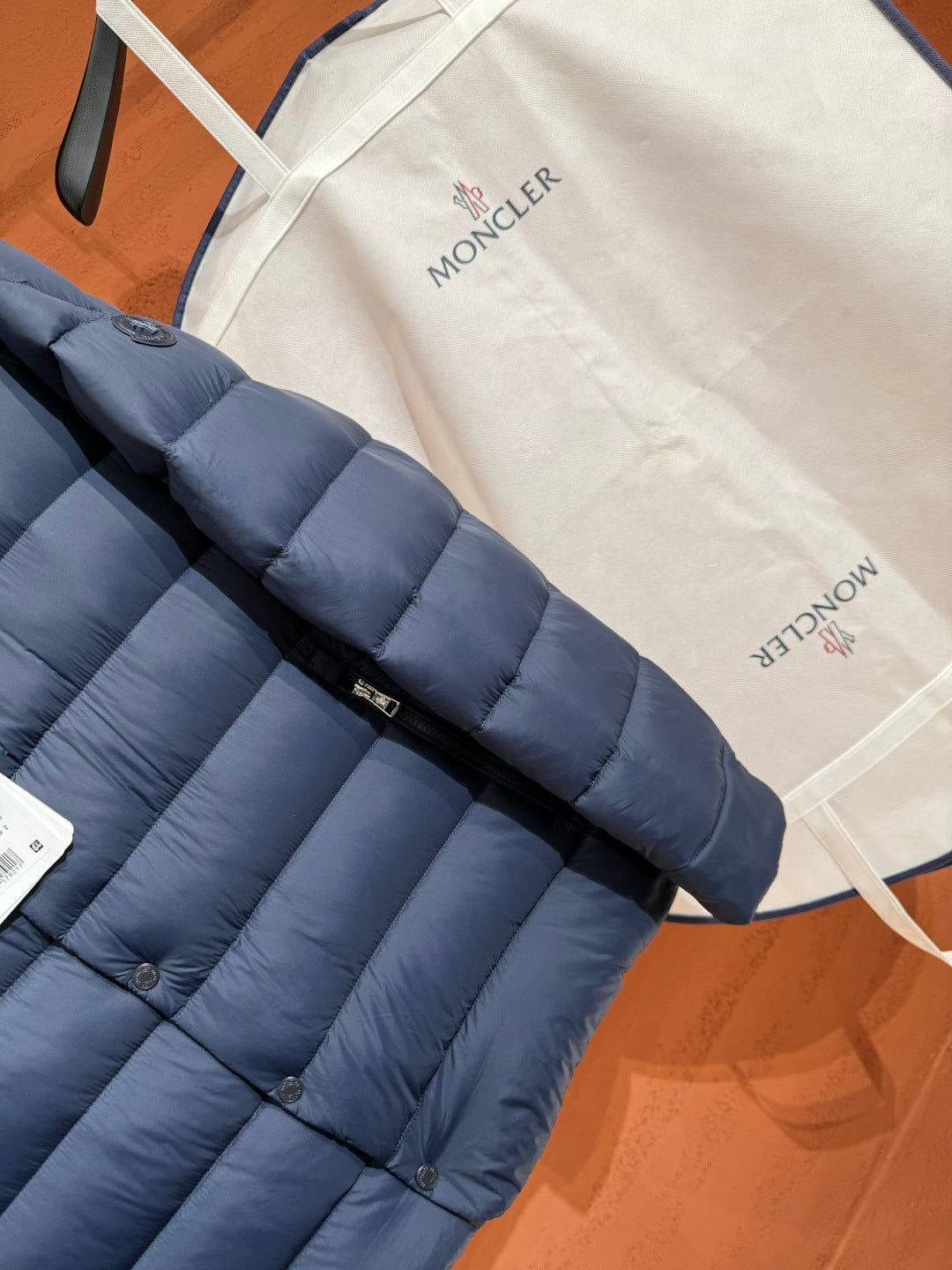 Пухова куртка Moncler з коміром-стійкою, синя — фото 5