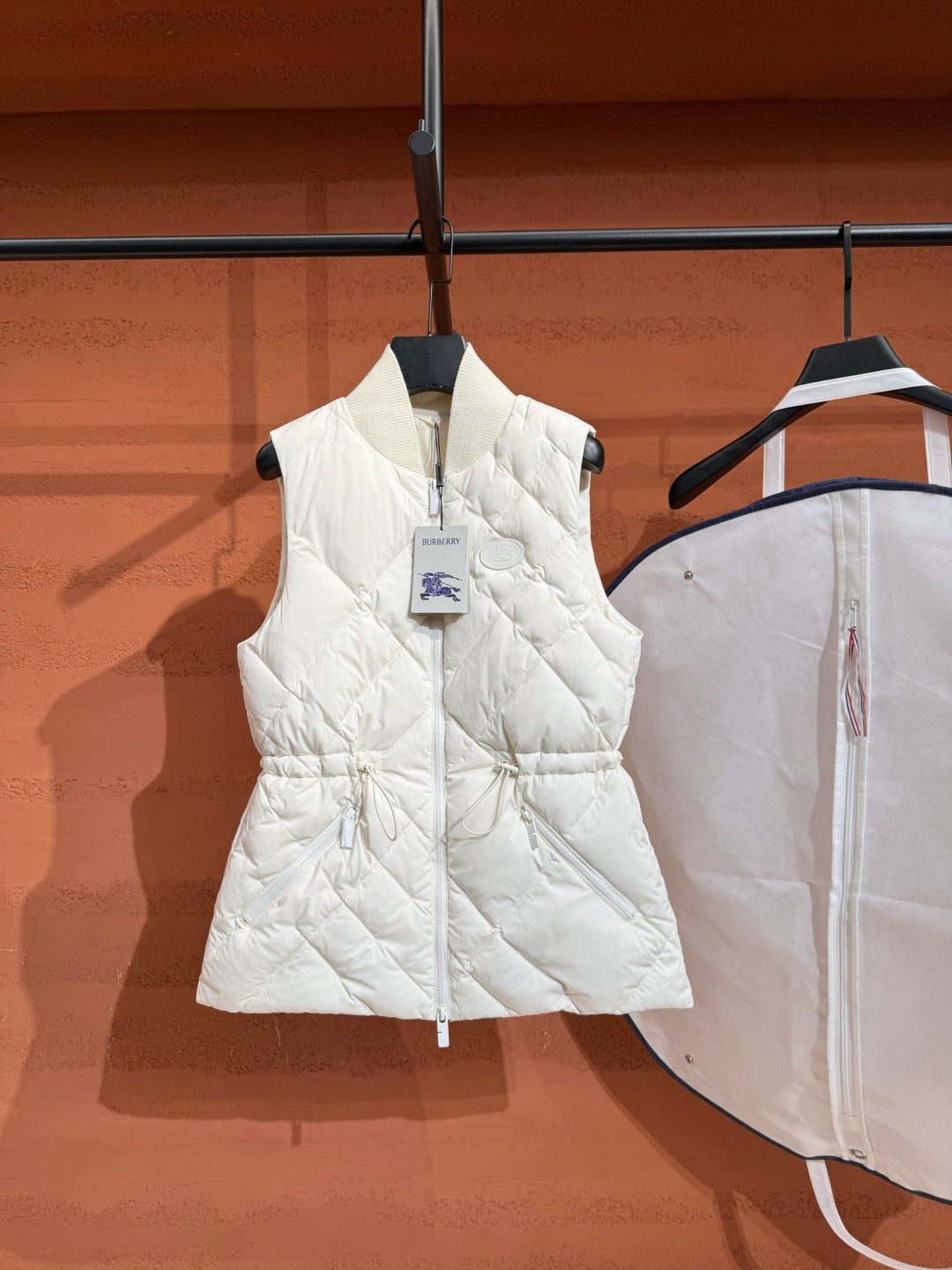 Жіночий пуховий жилет Burberry, білий — вигляд спереду