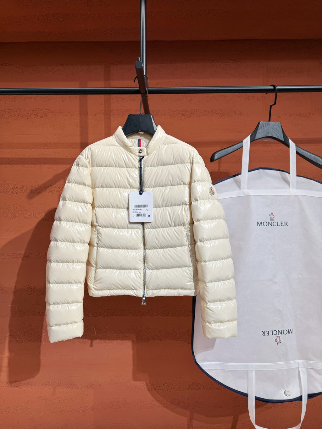 Жіноча глянцева пухова куртка Moncler, молочна — вигляд спереду