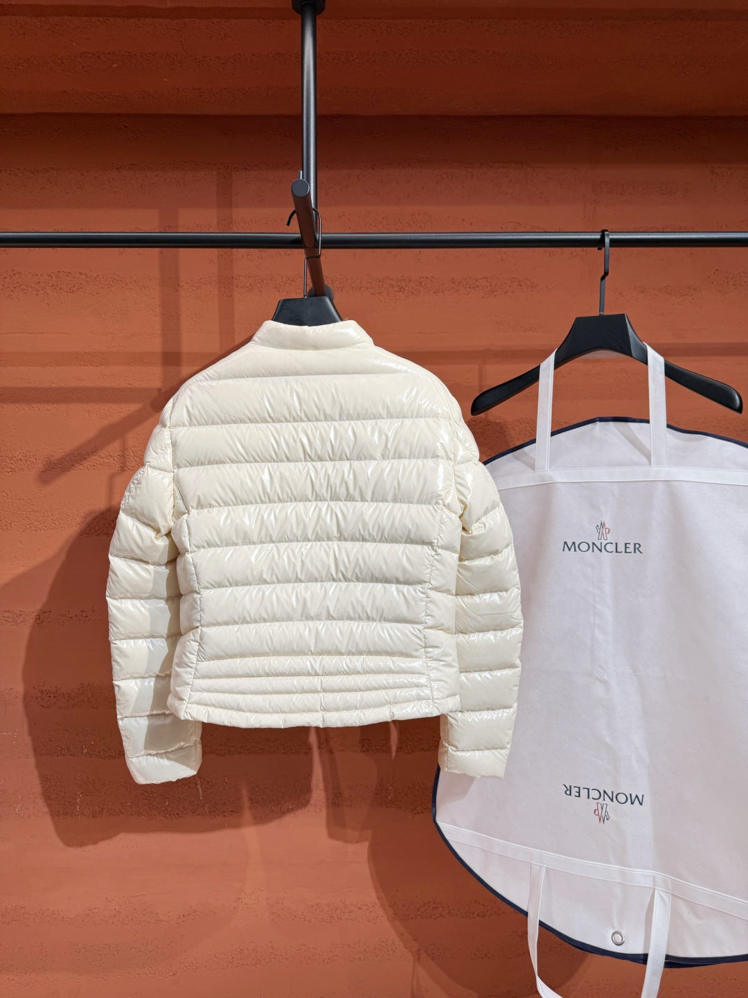 Жіноча глянцева пухова куртка Moncler, молочна — фото 8