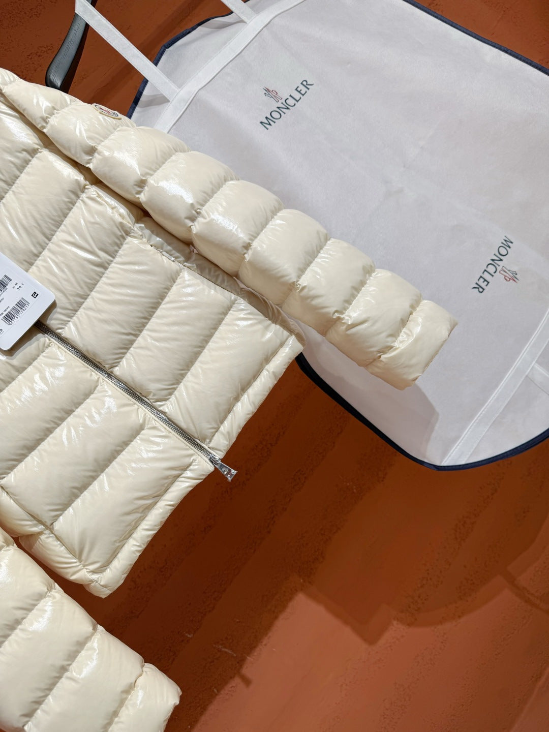 Жіноча глянцева пухова куртка Moncler, молочна — фото 5