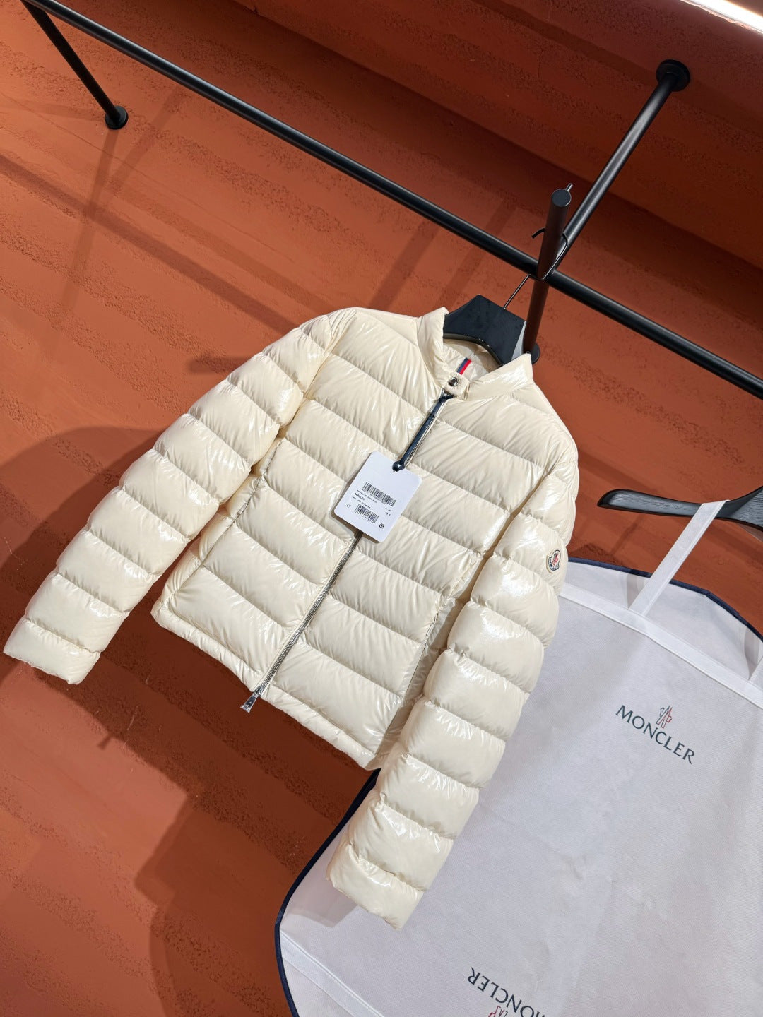 Жіноча глянцева пухова куртка Moncler, молочна — фото 2