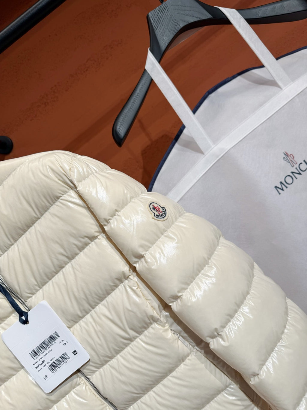 Жіноча глянцева пухова куртка Moncler, молочна — фото 4
