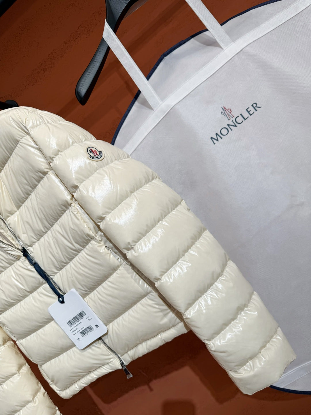 Жіноча глянцева пухова куртка Moncler, молочна — фото 7