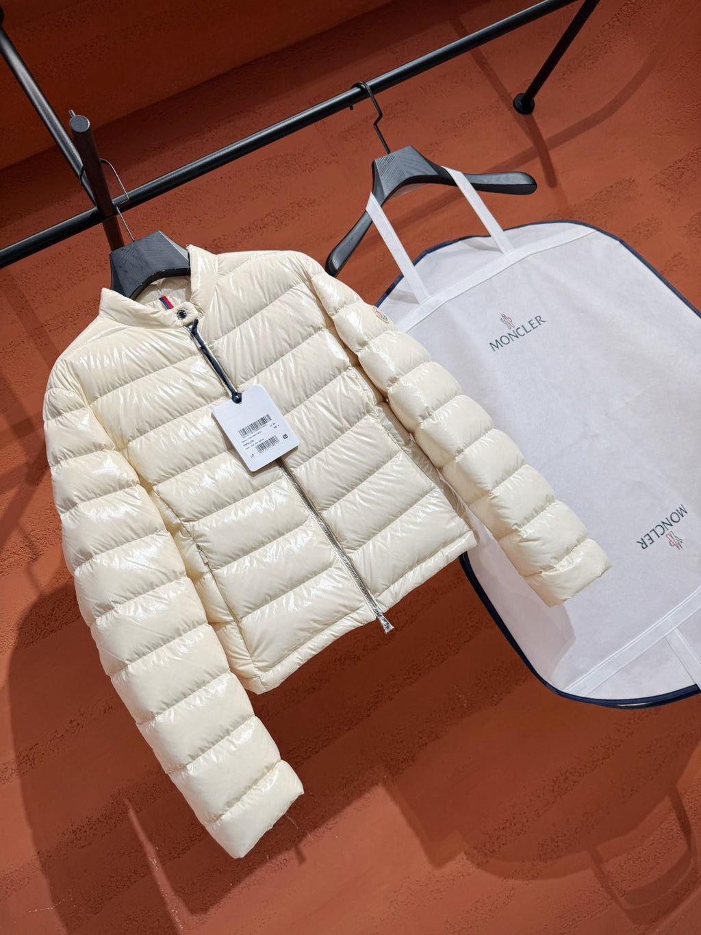 Жіноча глянцева пухова куртка Moncler, молочна — фото 3