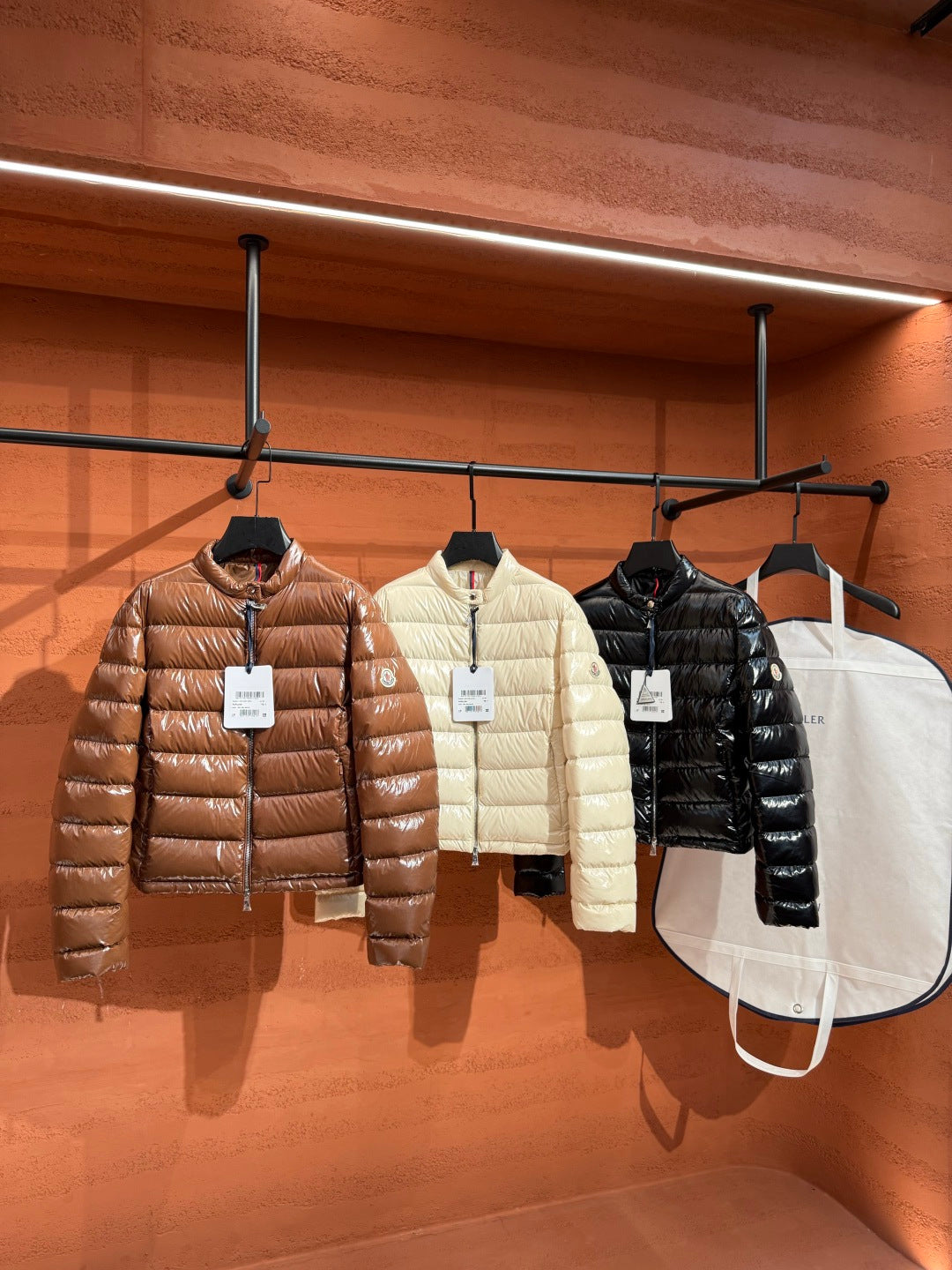 Жіноча глянцева пухова куртка Moncler, молочна — фото 9