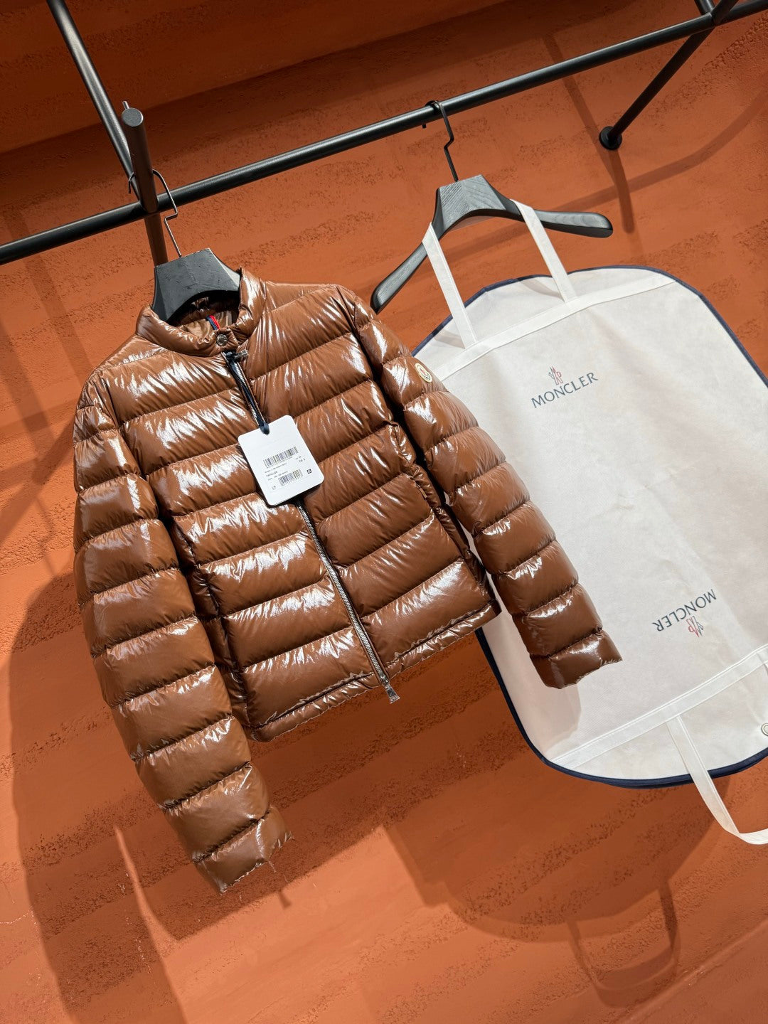 Жіноча глянцева пухова куртка Moncler, карамельна — фото 3