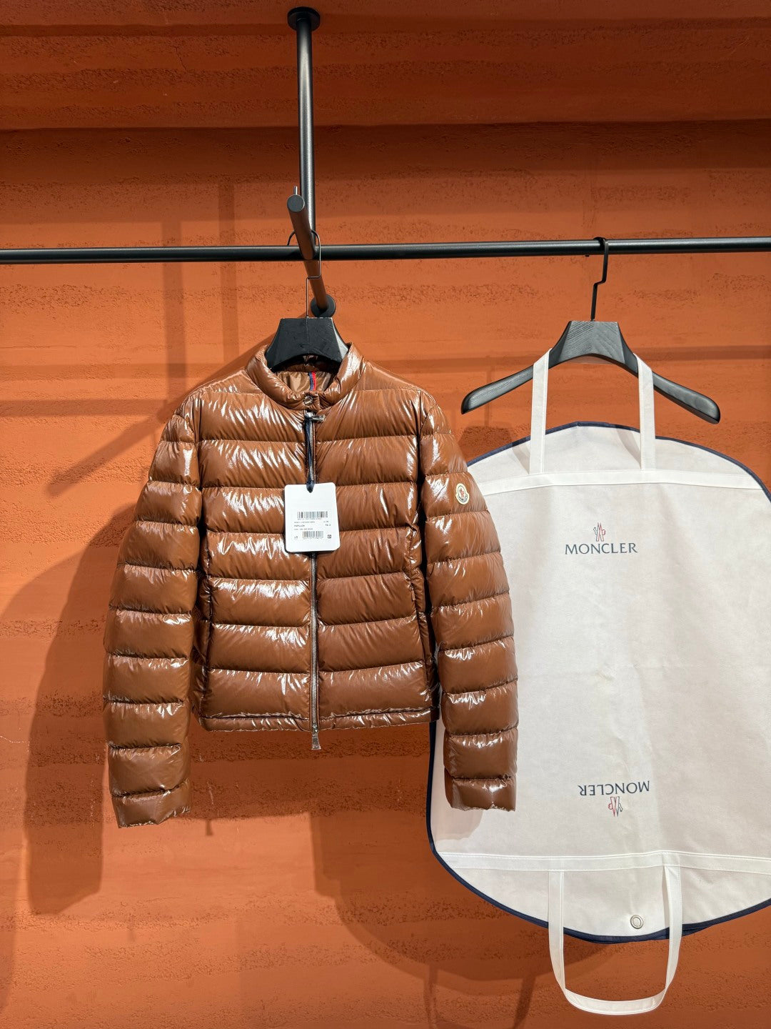 Жіноча глянцева пухова куртка Moncler, карамельна — вигляд спереду