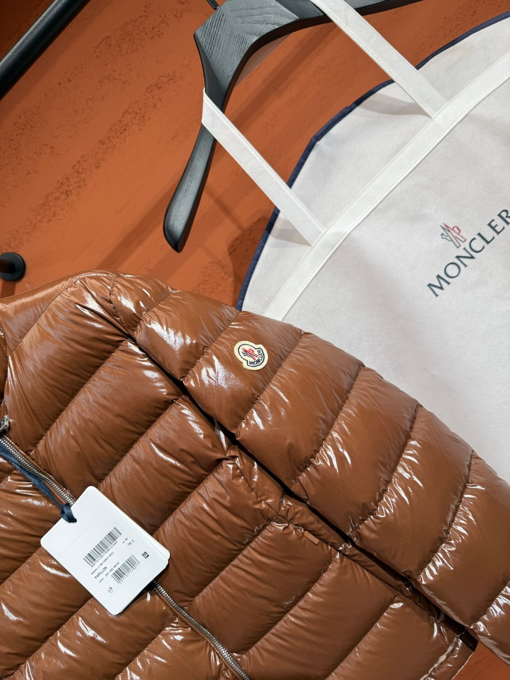 Жіноча глянцева пухова куртка Moncler, карамельна — фото 6