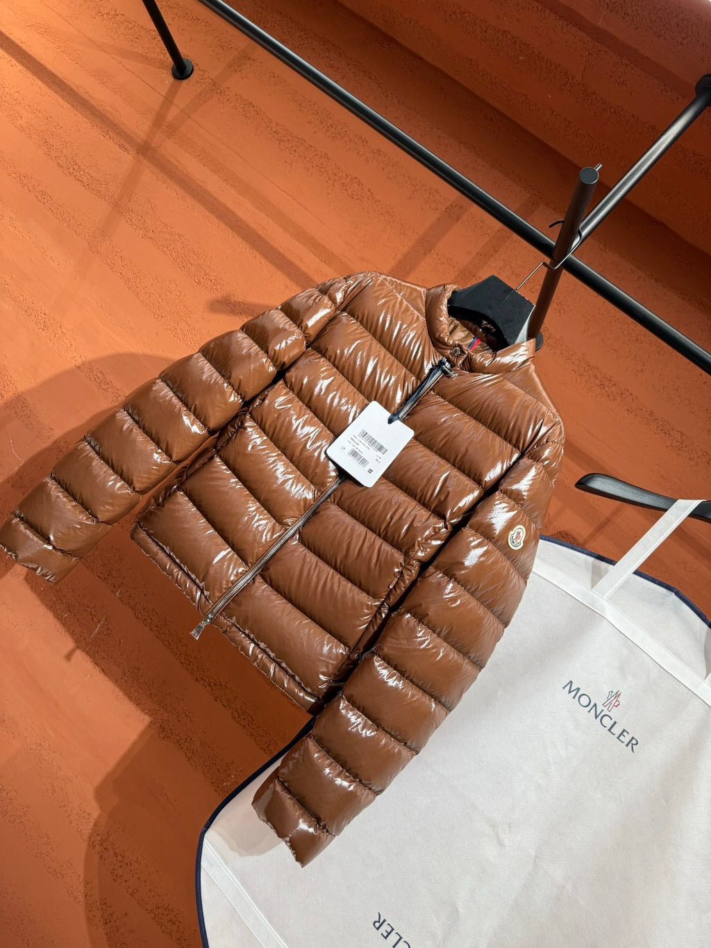 Жіноча глянцева пухова куртка Moncler, карамельна — фото 5