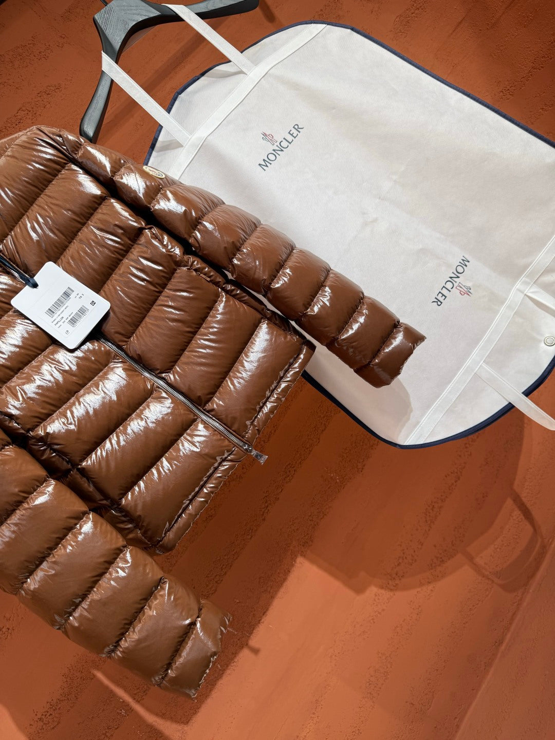 Жіноча глянцева пухова куртка Moncler, карамельна — фото 2