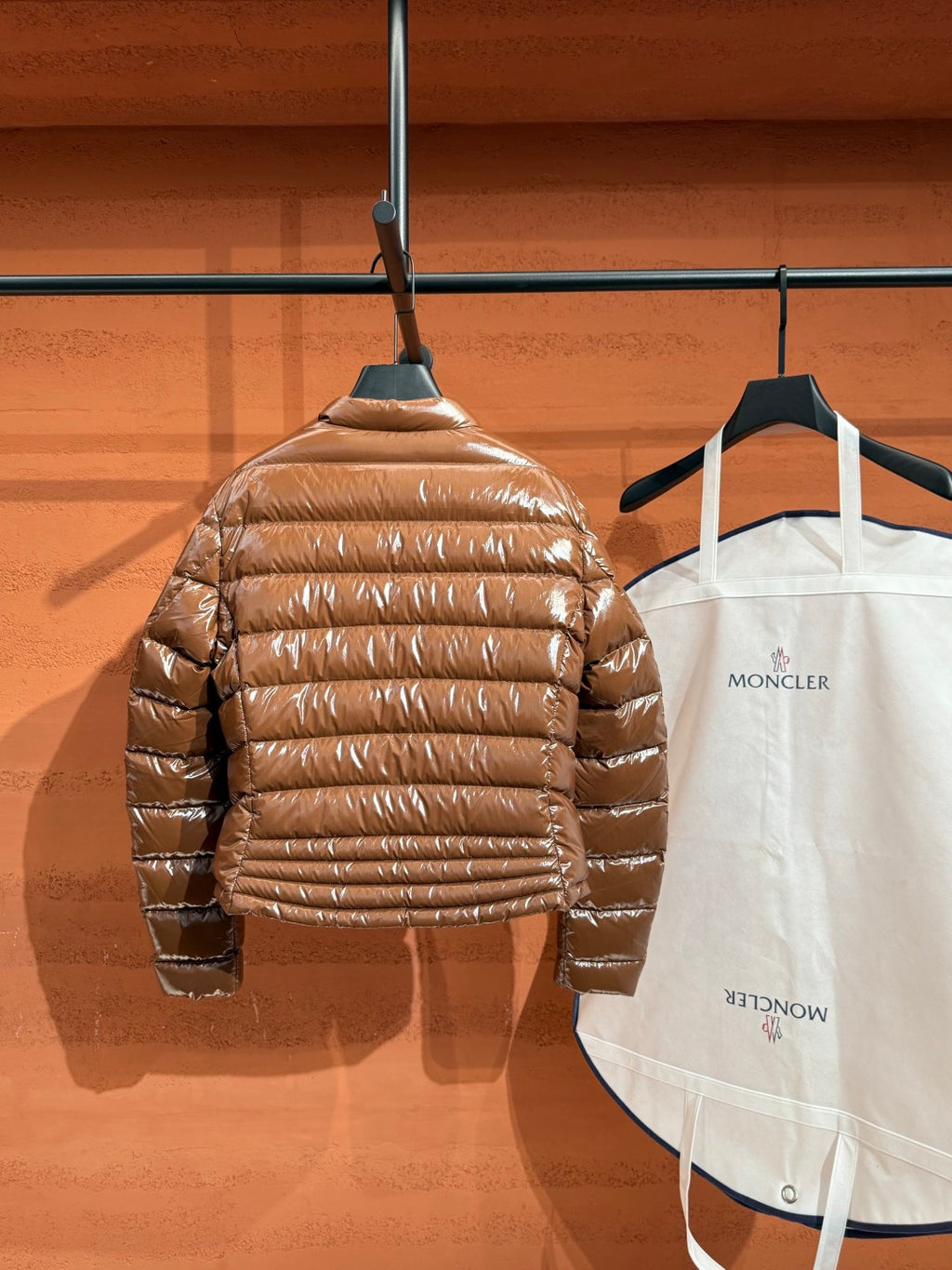 Жіноча глянцева пухова куртка Moncler, карамельна — фото 8