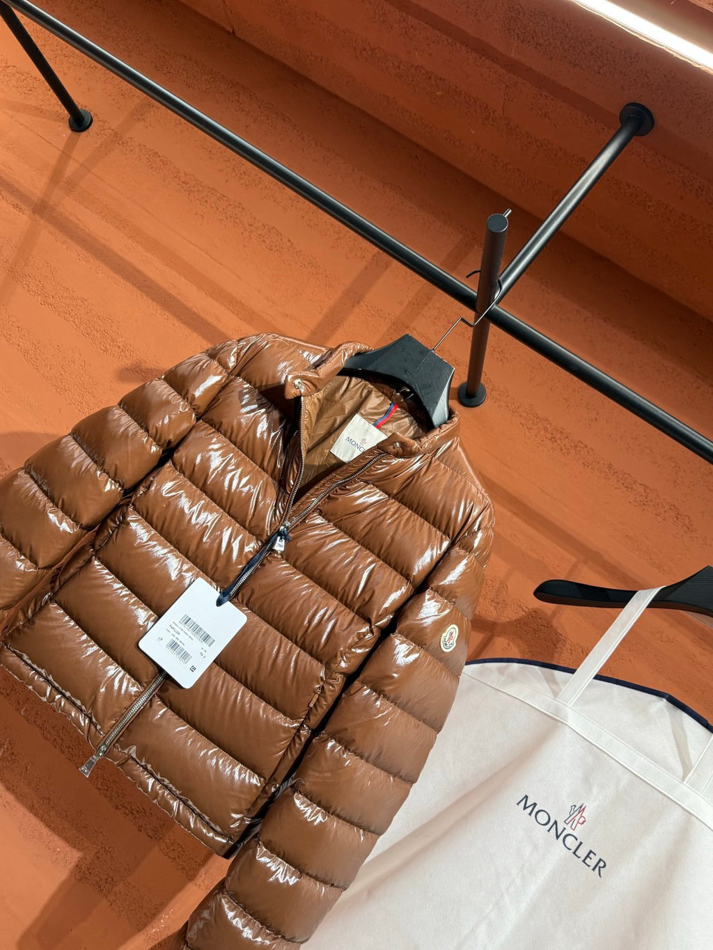 Жіноча глянцева пухова куртка Moncler, карамельна — фото 7