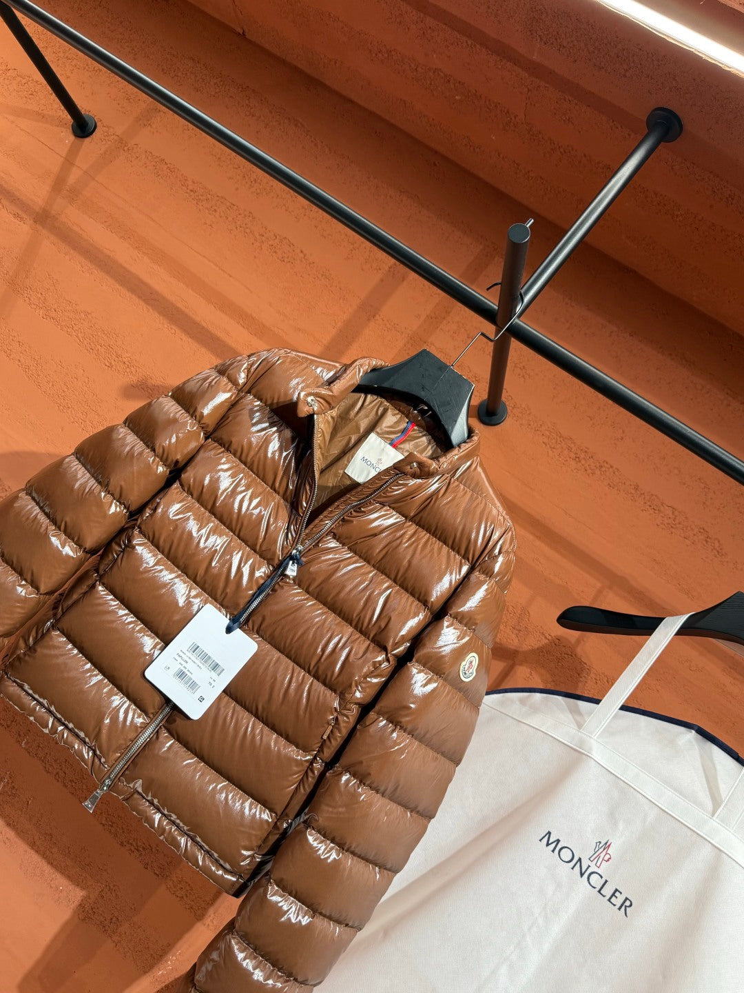 Жіноча глянцева пухова куртка Moncler, карамельна — фото 7
