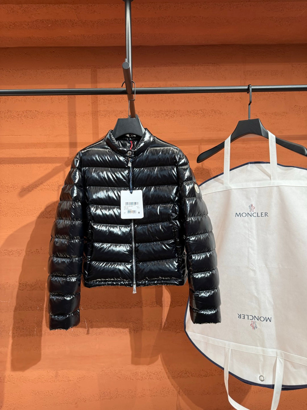 Жіноча глянцева пухова куртка Moncler, чорна — вигляд спереду