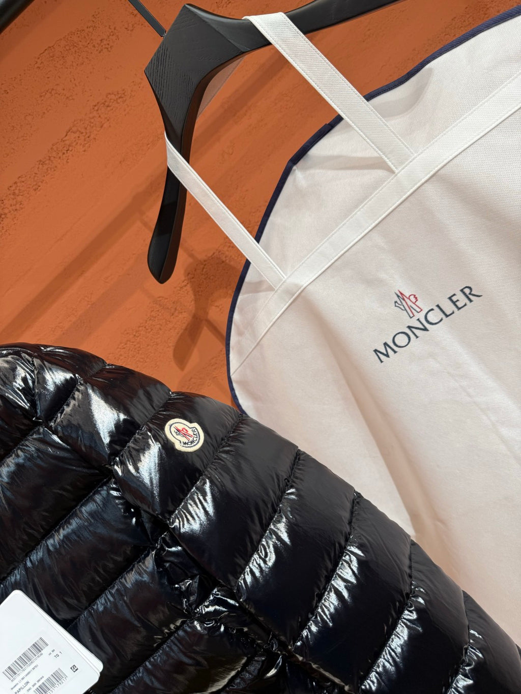 Жіноча глянцева пухова куртка Moncler, чорна — фото 5