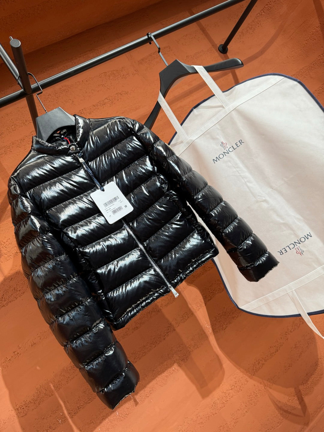 Жіноча глянцева пухова куртка Moncler, чорна — фото 6