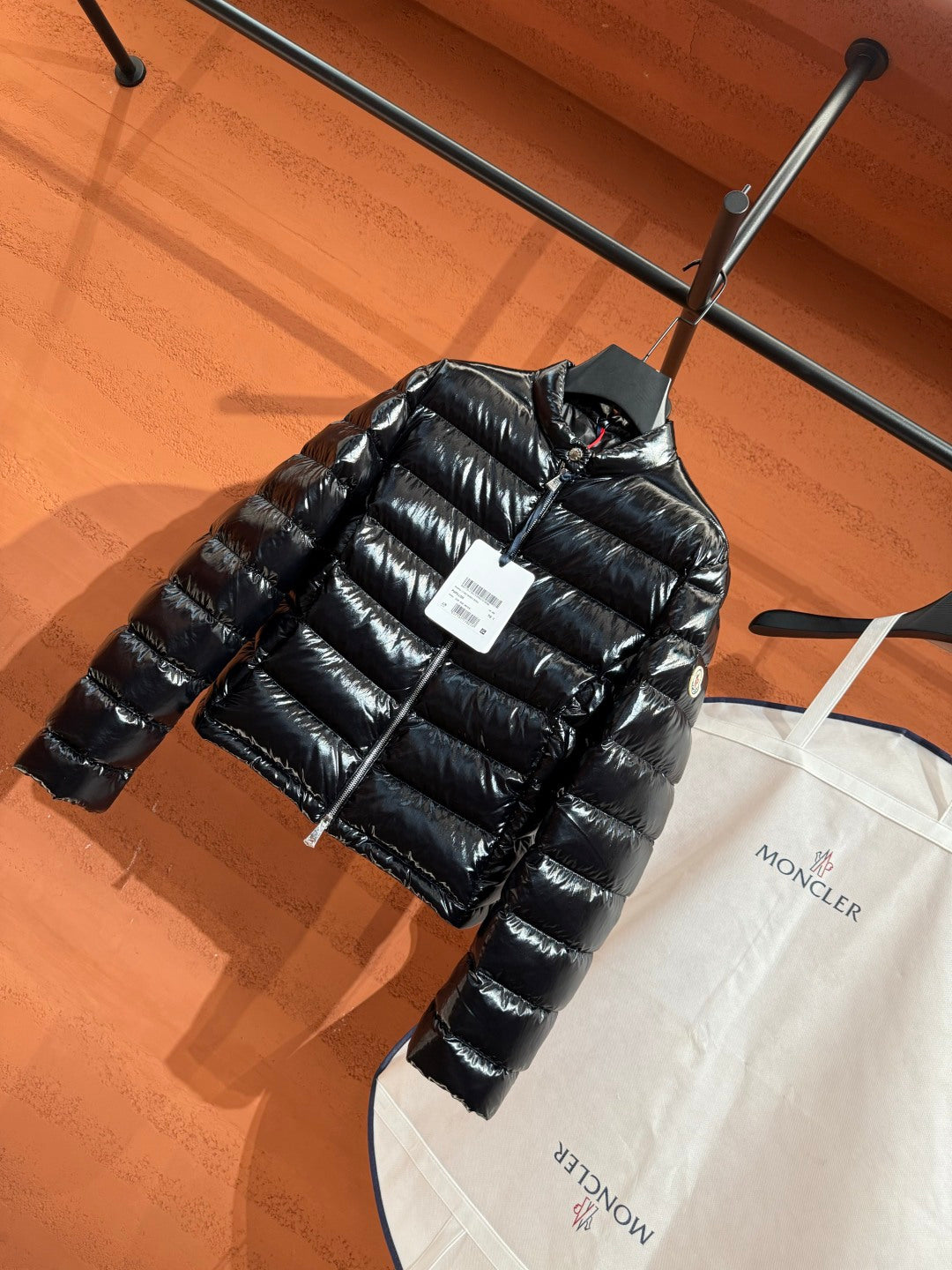 Жіноча глянцева пухова куртка Moncler, чорна — фото 2