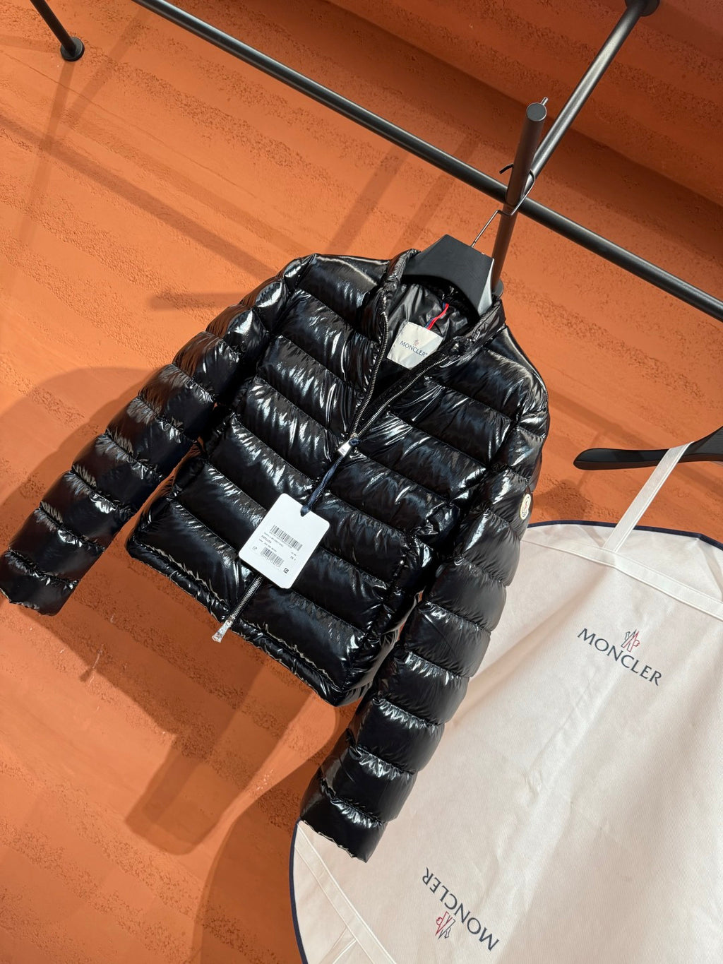 Жіноча глянцева пухова куртка Moncler, чорна — фото 7