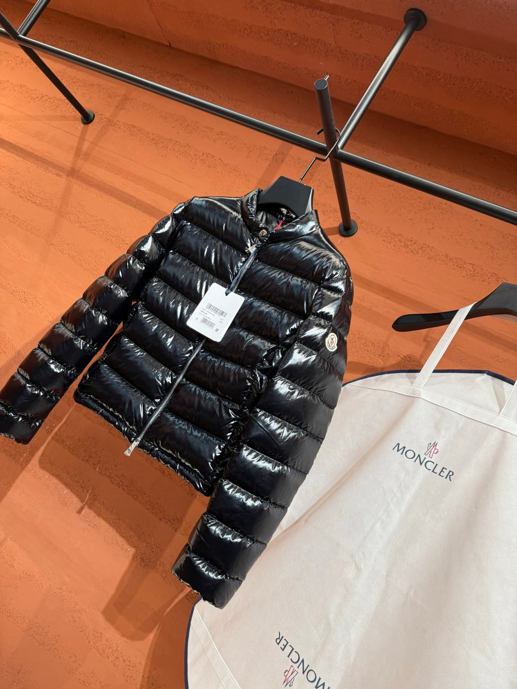 Жіноча глянцева пухова куртка Moncler, чорна — фото 3