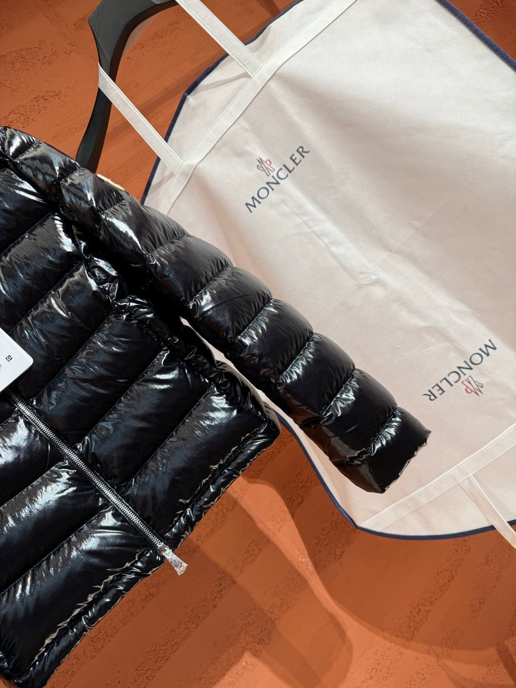Жіноча глянцева пухова куртка Moncler, чорна — фото 4