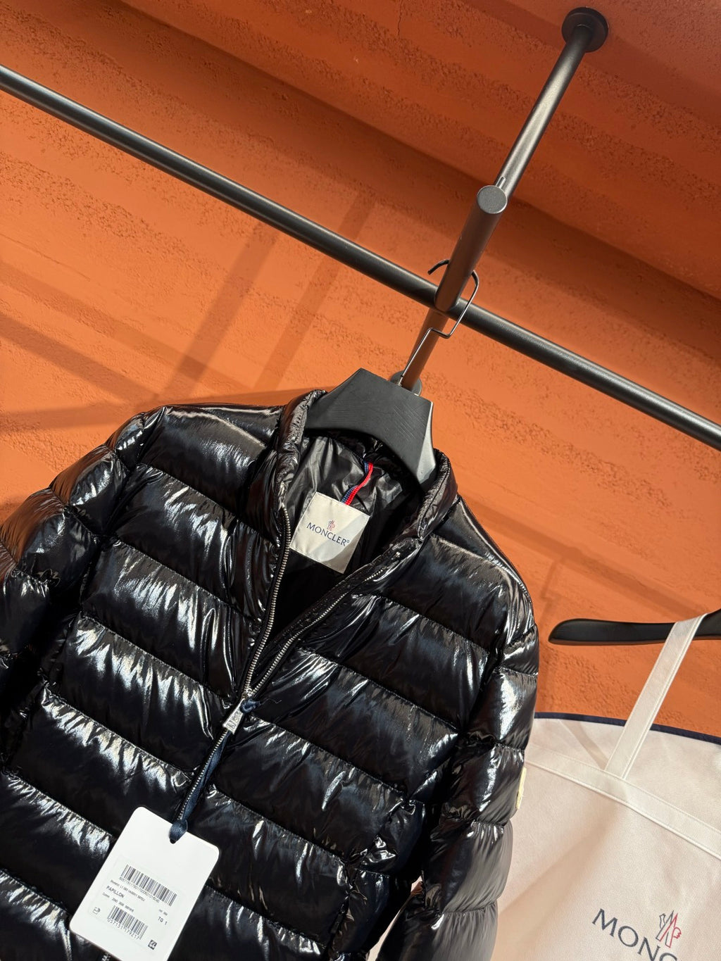 Жіноча глянцева пухова куртка Moncler, чорна — фото 8