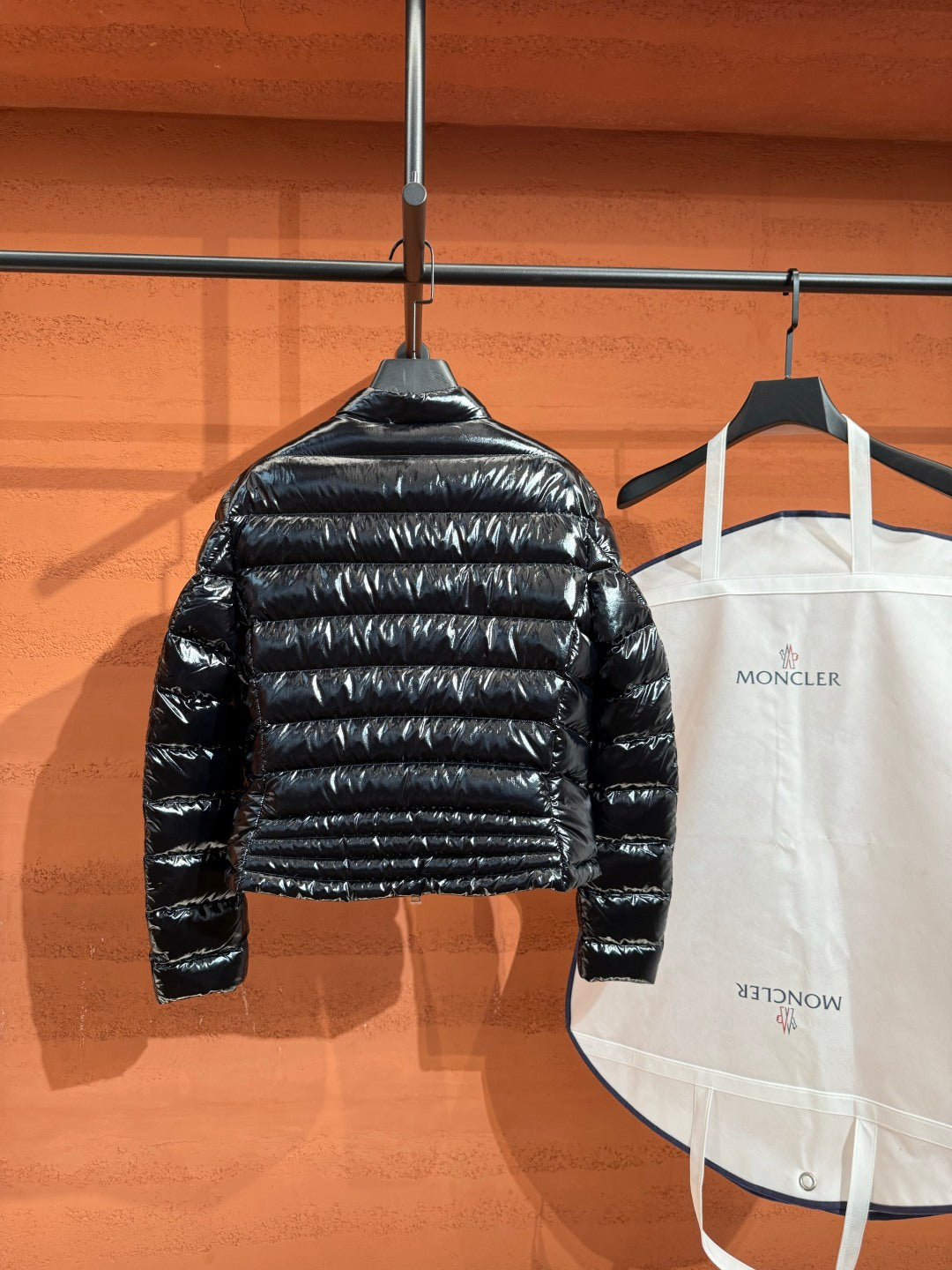 Жіноча глянцева пухова куртка Moncler, чорна — фото 9
