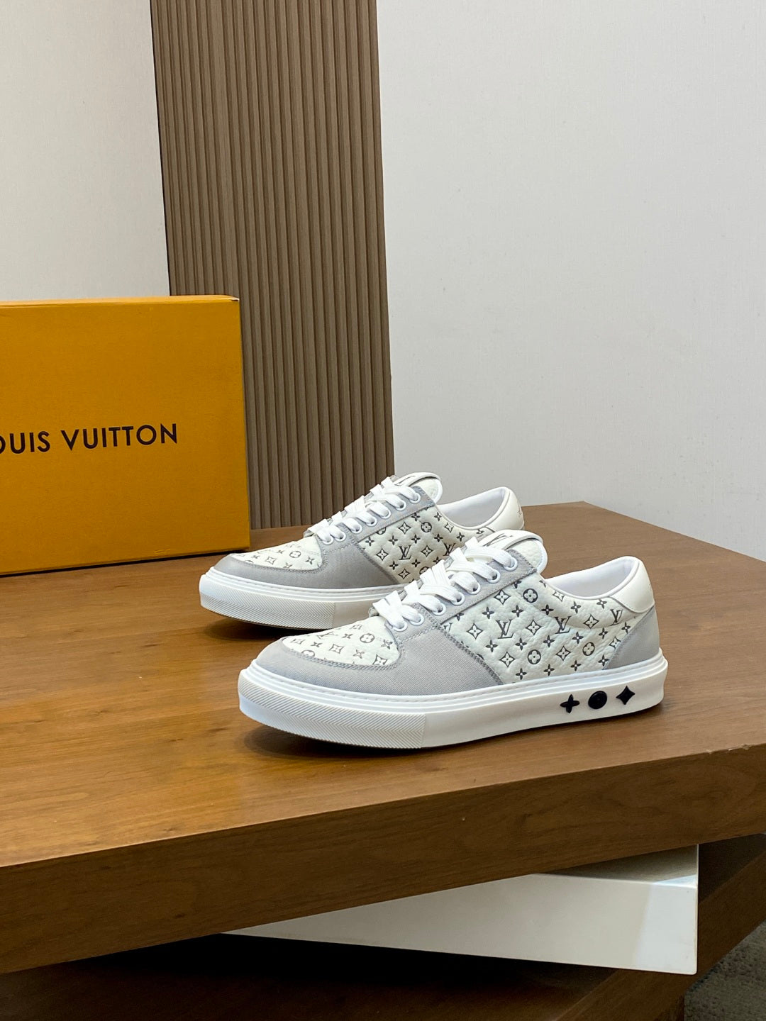 Кросівки з натуральної шкіри та текстилю Louis Vuitton