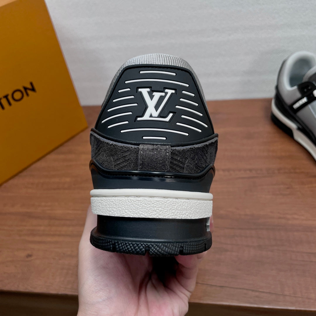 Кросівки з натуральної замші Louis Vuitton Trainer — сірі