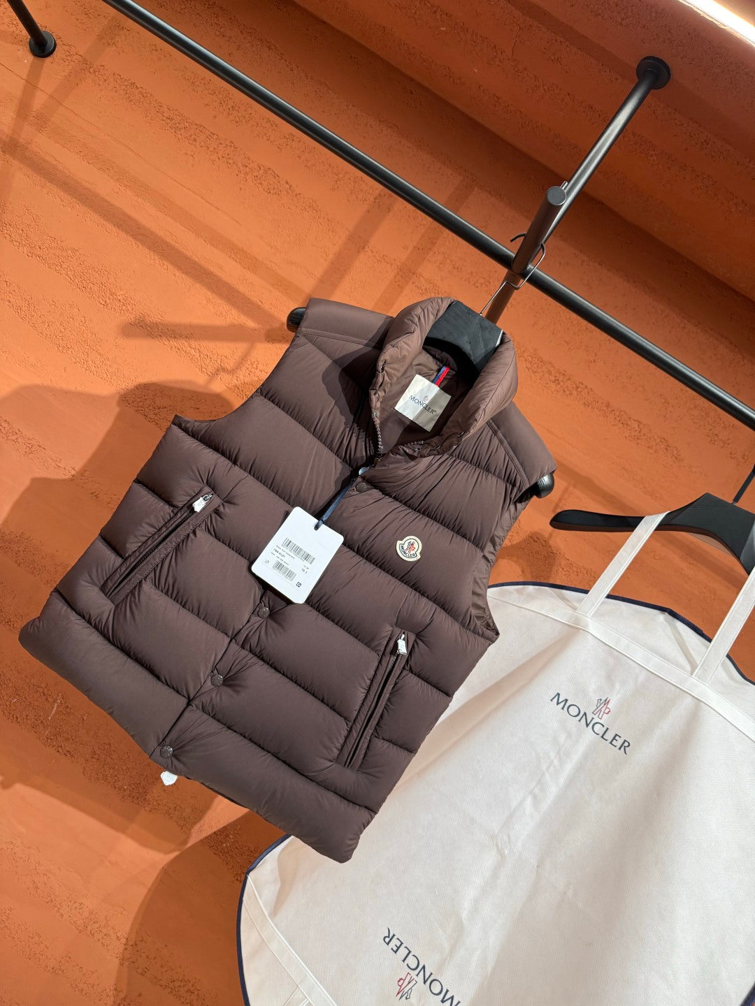 Пуховий жилет Moncler з накладними кишенями, коричневий — фото 6
