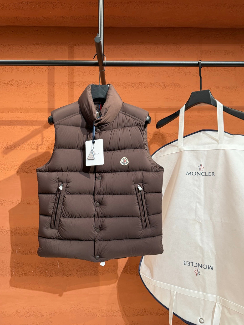 Пуховий жилет Moncler з накладними кишенями, коричневий — вигляд спереду