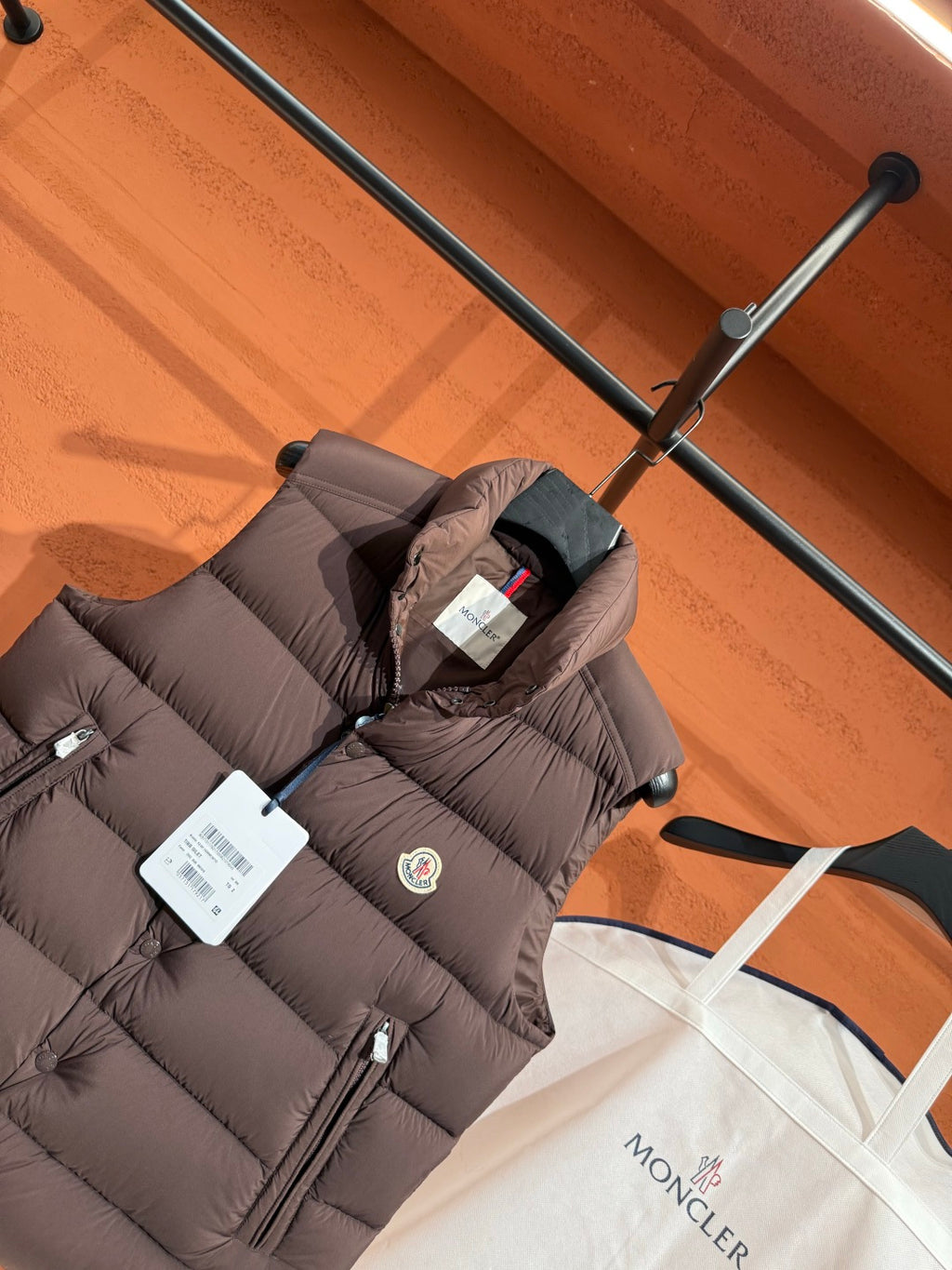 Пуховий жилет Moncler з накладними кишенями, коричневий — фото 7
