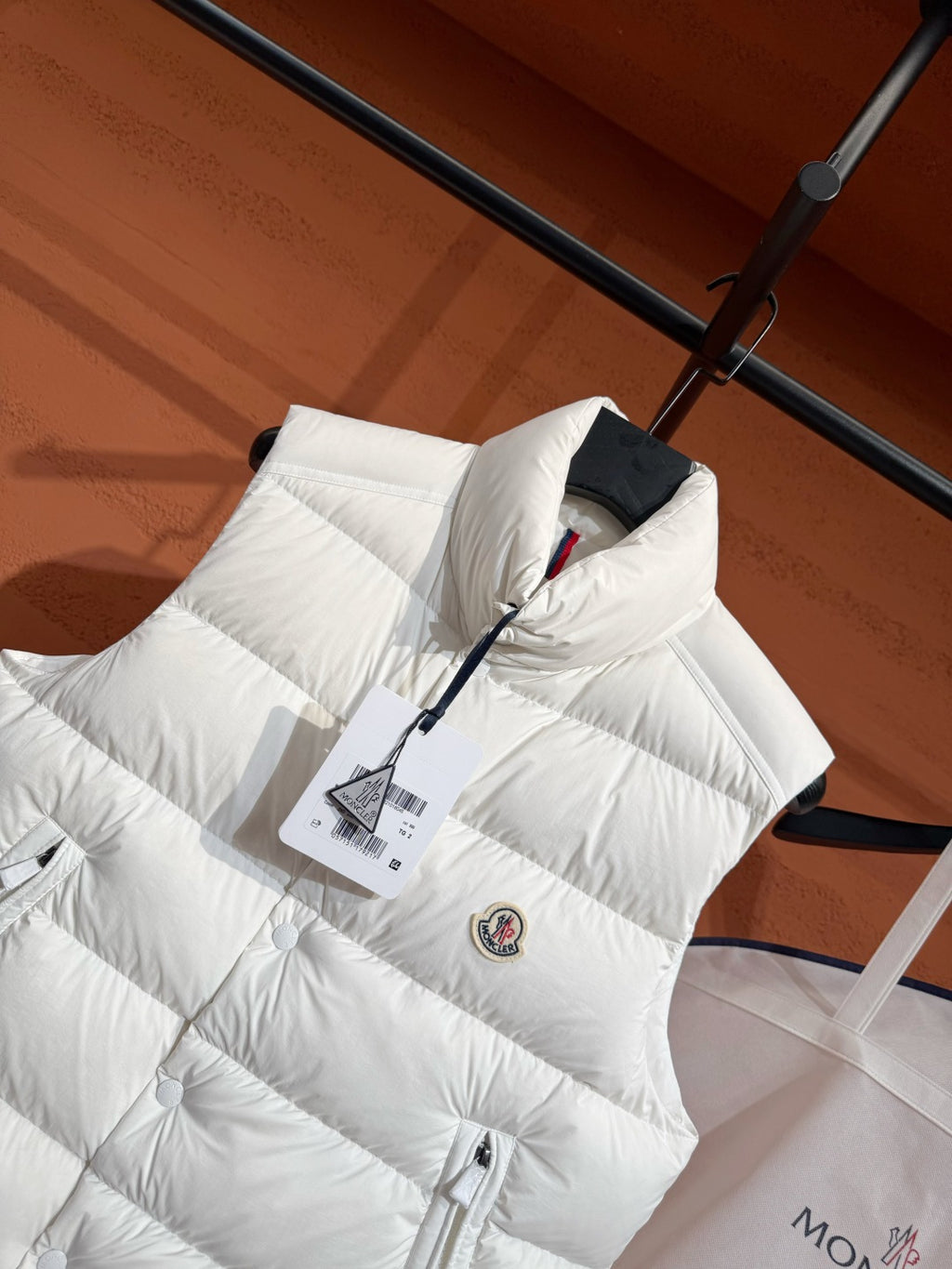 Пуховий жилет Moncler з накладними кишенями, білий — фото 3