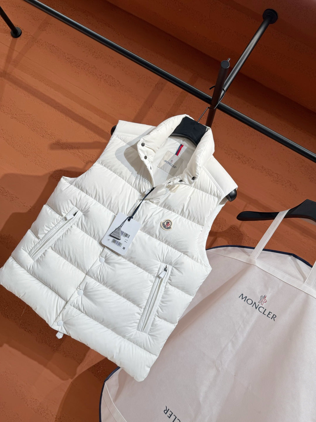 Пуховий жилет Moncler з накладними кишенями, білий — фото 6