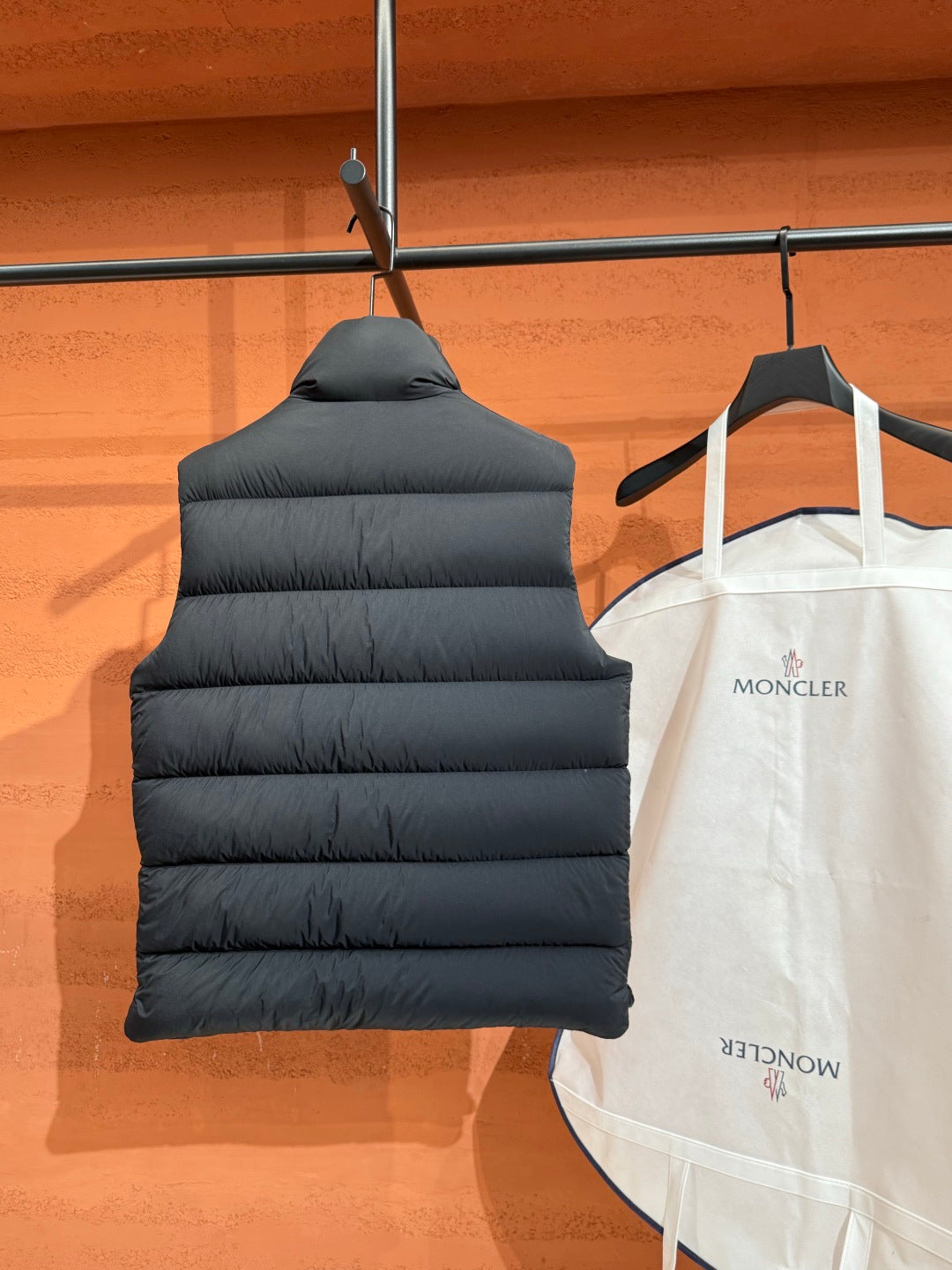 Пуховий жилет Moncler з накладними кишенями, чорний — фото 8