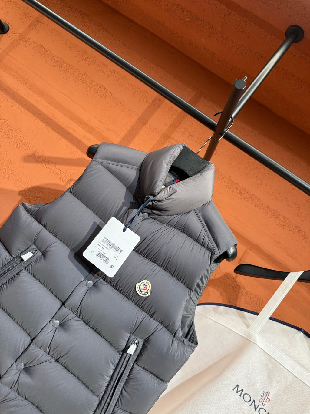Пуховий жилет Moncler з накладними кишенями, графітовий — фото 6