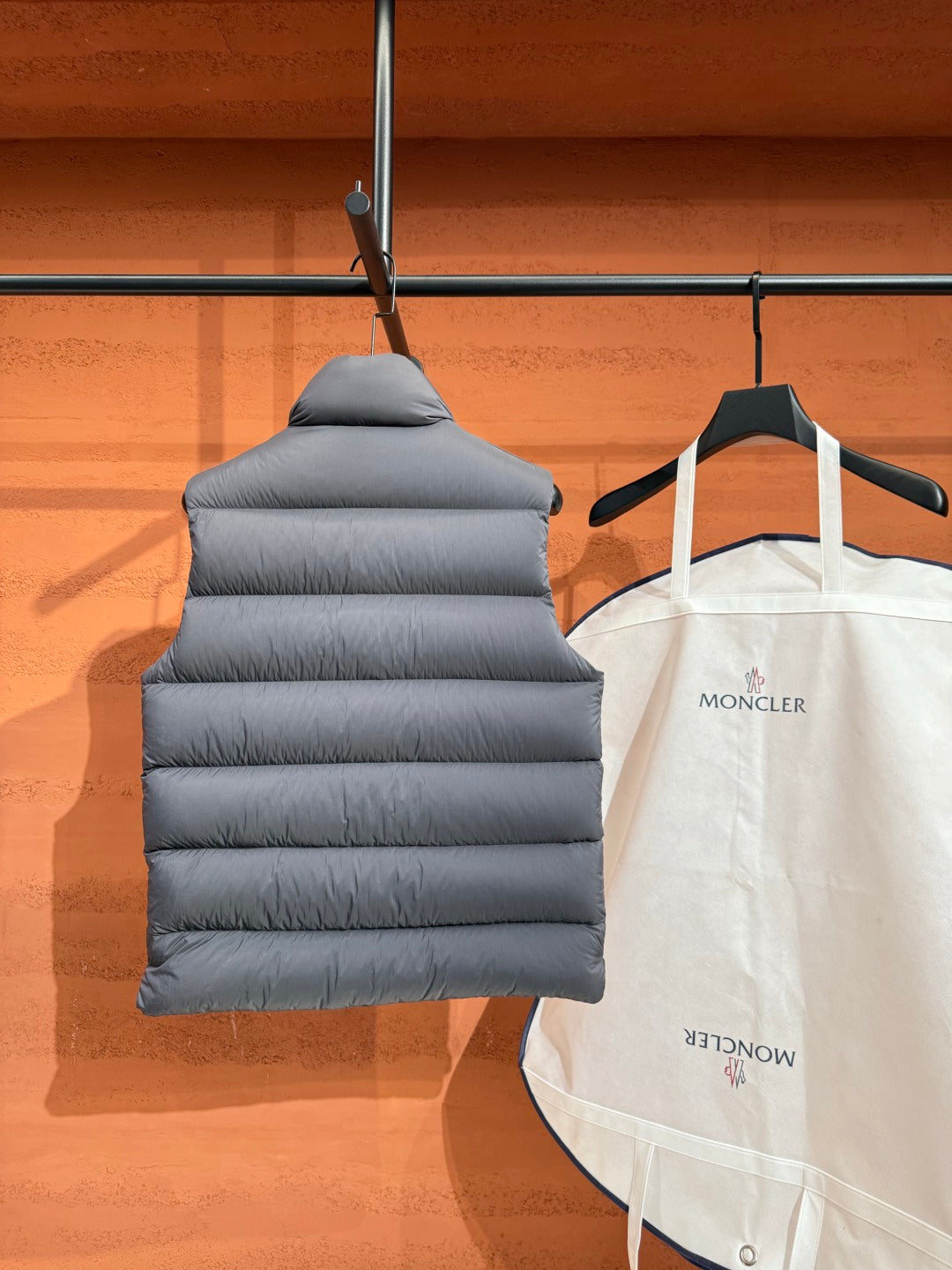 Пуховий жилет Moncler з накладними кишенями, графітовий — фото 8