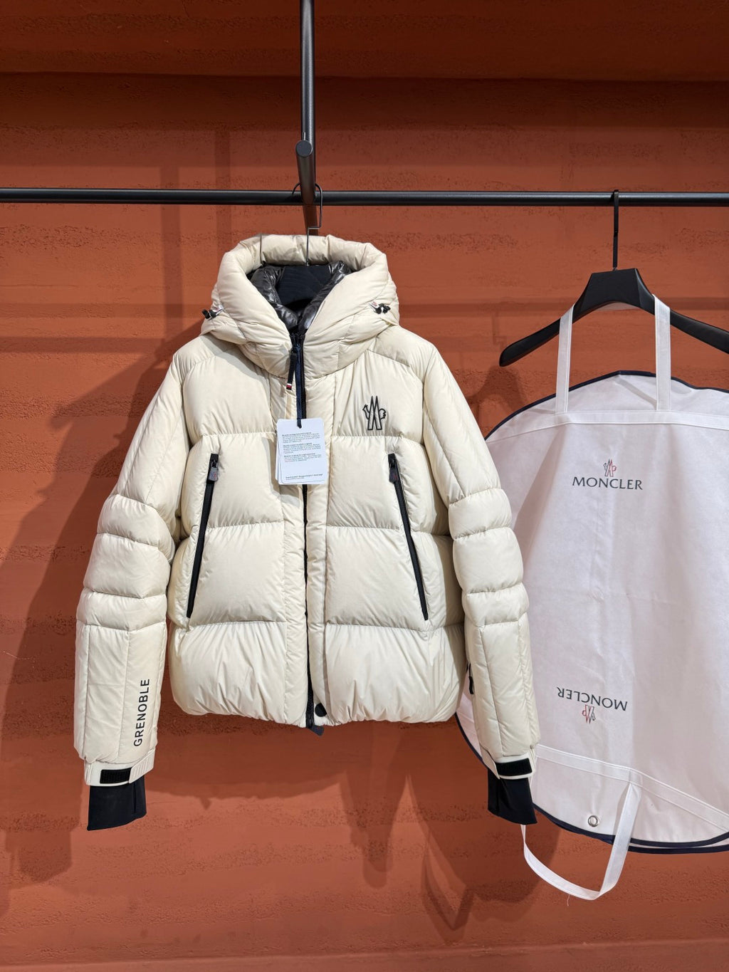 Пухова куртка Moncler з об’ємним капюшоном, біла — вигляд спереду
