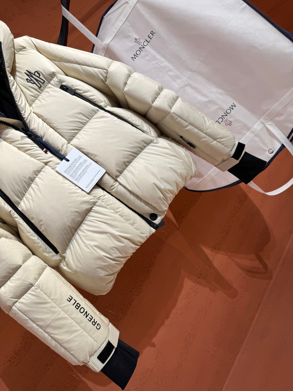 Пухова куртка Moncler з об’ємним капюшоном, біла — фото 8