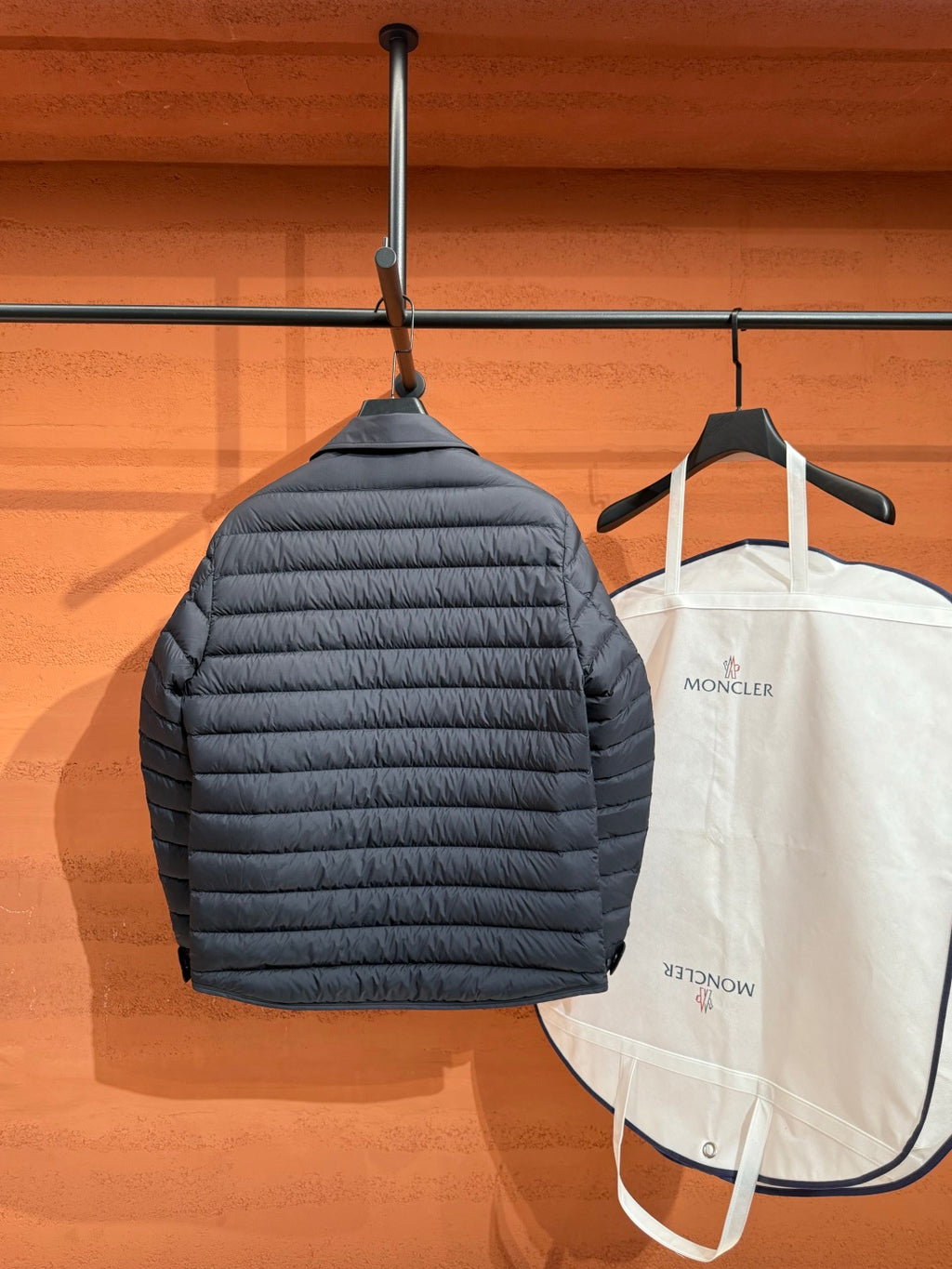 Пухова куртка Moncler з відкладним коміром, графітова — фото 8