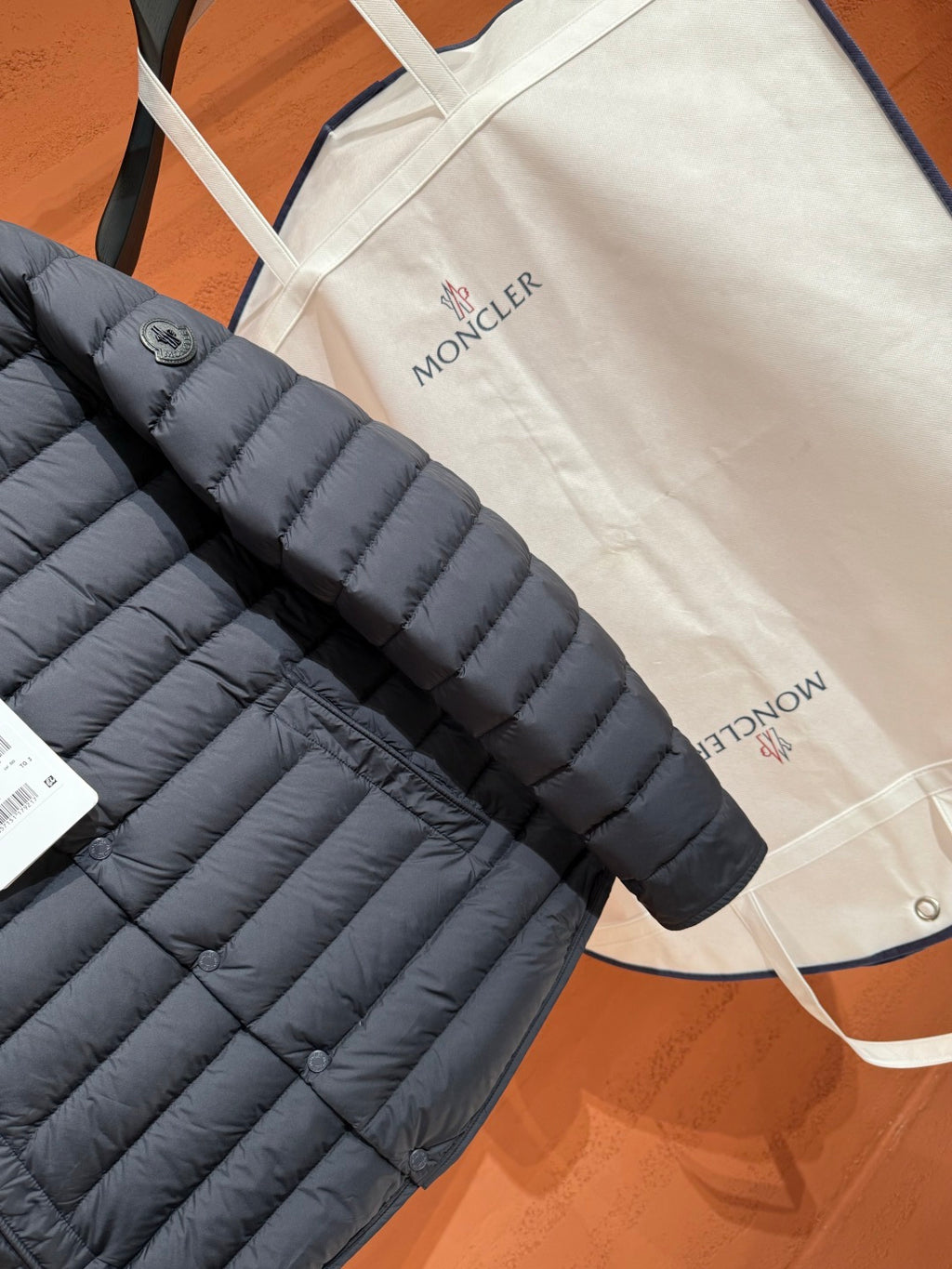 Пухова куртка Moncler з відкладним коміром, графітова — фото 4