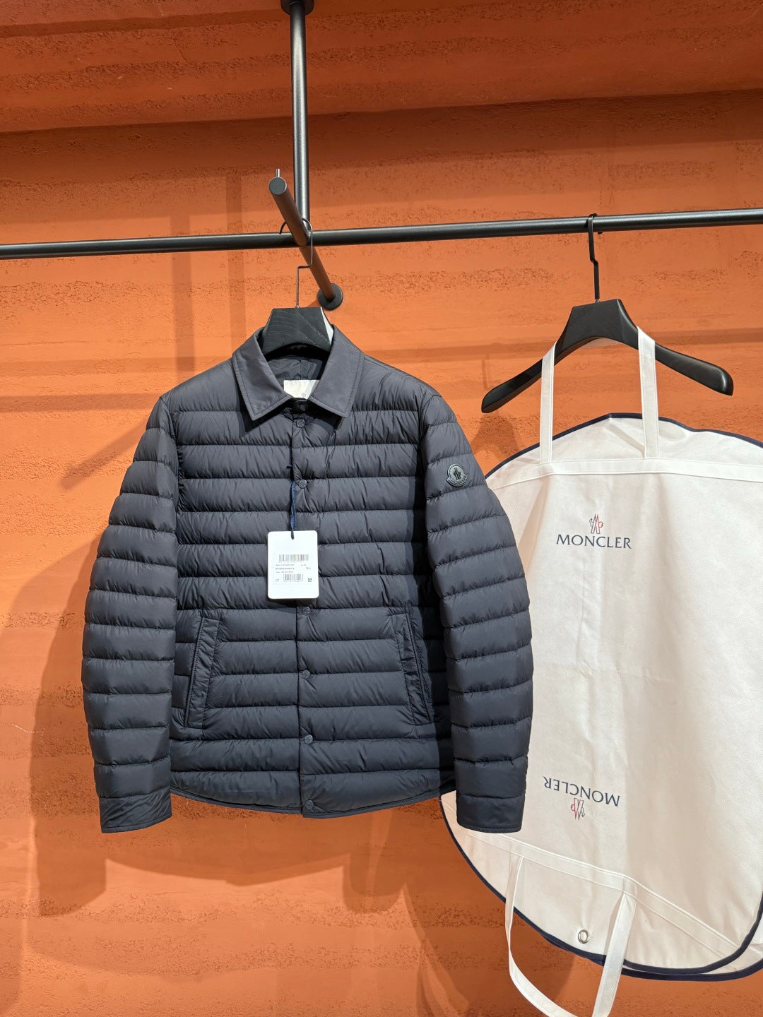 Пухова куртка Moncler з відкладним коміром, графітова — вигляд спереду
